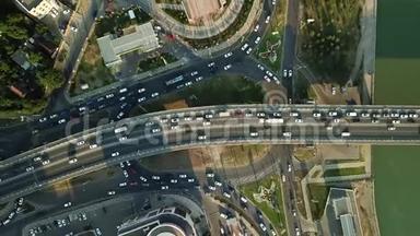 空中无人机飞行视野高速公路繁忙的城市高峰时间，严重的交通堵塞公路，。